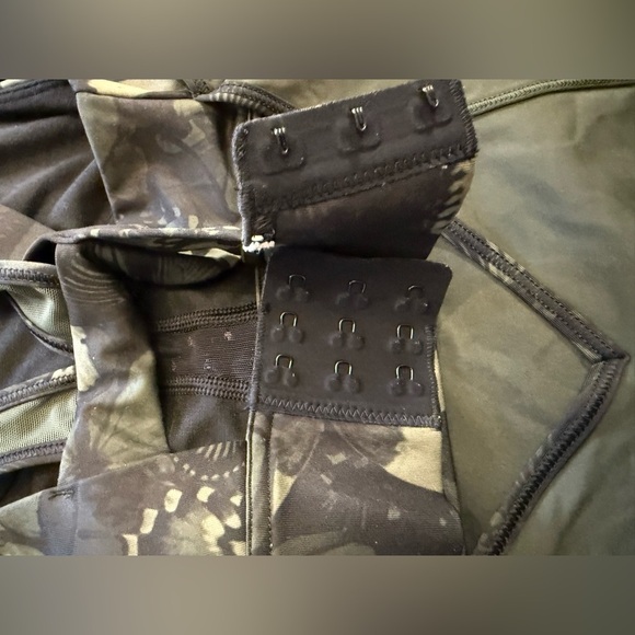 Lululemon Gator Green/Biggie So Fly Butterfly Green Black Super Sport Tank - Picture 5 of 6